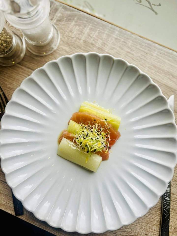 Assiette de poireaux vinaigrette accompagnée de saumon Marsannay-la-Côte