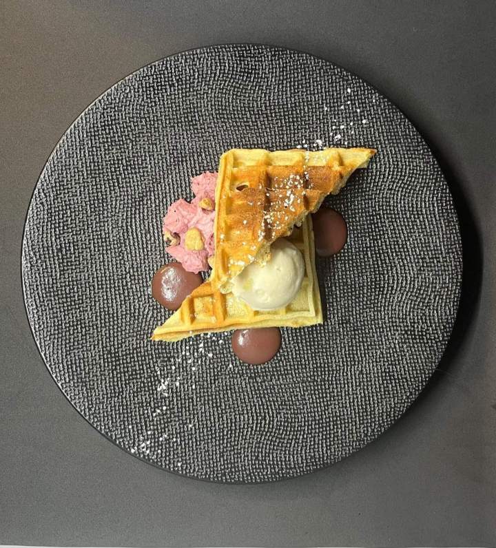Gaufre avec une boule de glace à la vanille et une sauce au chocolat Marsannay-la-Côte